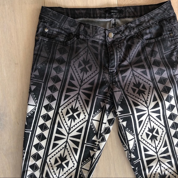 Aztec print black and white ombre jeans sz. 9 - Picture 5 of 6